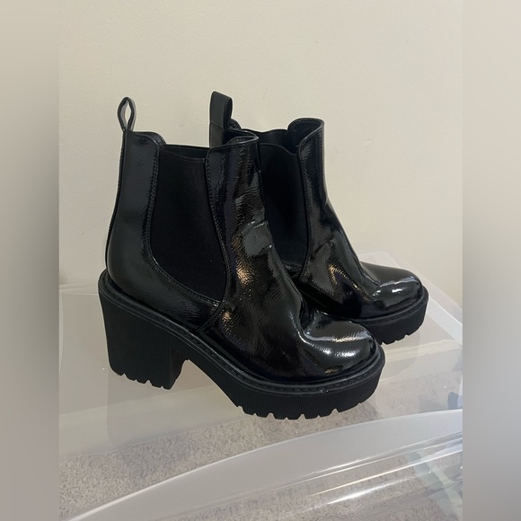 NWOT Dirty Laundry Yikes Waterproof Platform Chelsea Lug Boot Size 6 - Picture 2 of 10